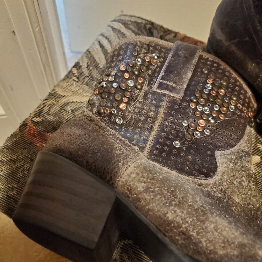 Distressed boots - Picture 2 of 4